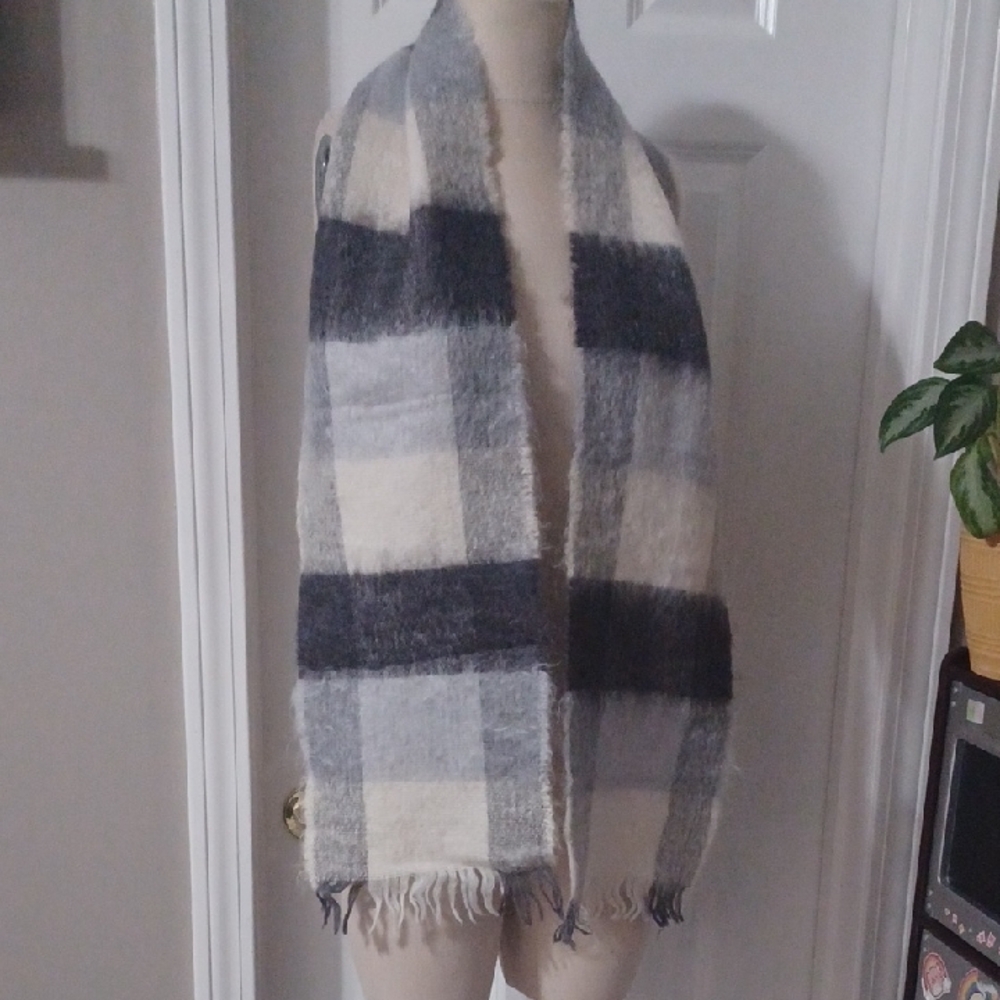 Polo by Ralph Lauren Gray and Cream Scarf
